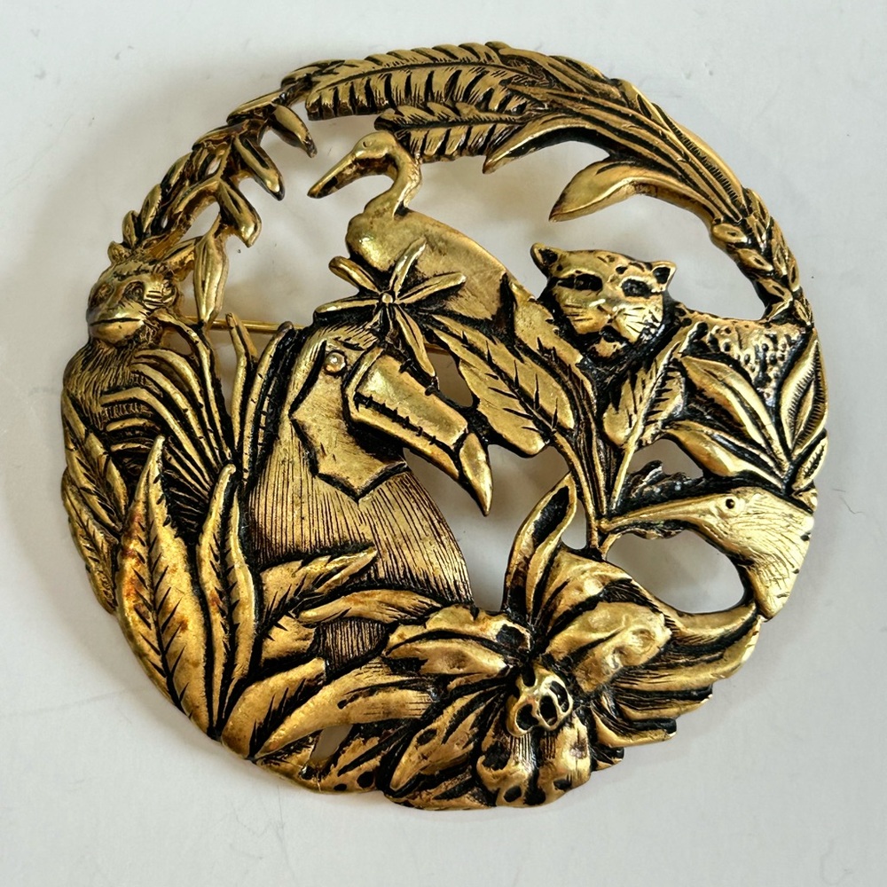 Vintage signed gold tone jungle rainforest brooch pin toucan jaguar